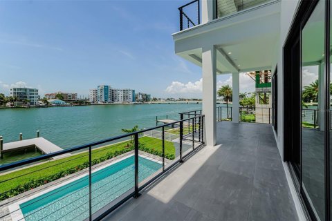 Casa en venta en Treasure Island, Florida, 5 dormitorios, 432.92 m2 № 2209028 - foto 14