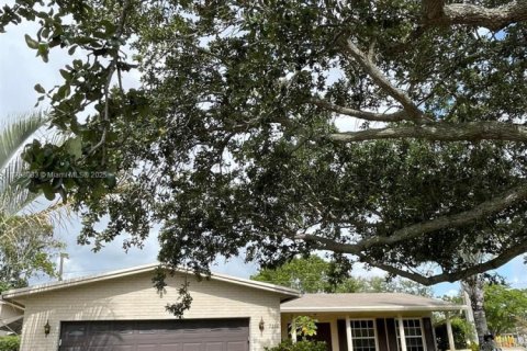 Снять в аренду виллу или дом в Холливуд, Флорида 3 спальни, 177.26м2, № 1959440 - фото 1