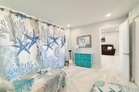 Copropriété à louer à Hollywood, Floride: 2 chambres, 102.19 m2 № 2389999 - photo 10