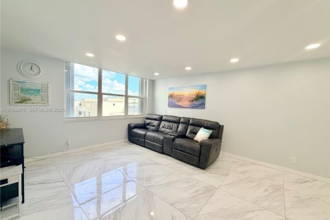Copropriété à louer à Hollywood, Floride: 2 chambres, 102.19 m2 № 2389999 - photo 8
