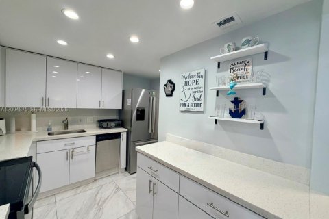 Copropriété à louer à Hollywood, Floride: 2 chambres, 102.19 m2 № 2389999 - photo 4