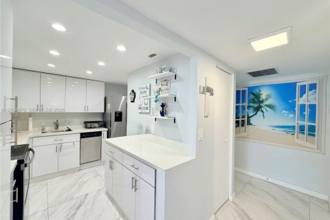 Copropriété à louer à Hollywood, Floride: 2 chambres, 102.19 m2 № 2389999 - photo 2