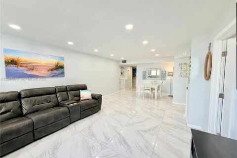Copropriété à louer à Hollywood, Floride: 2 chambres, 102.19 m2 № 2389999 - photo 7