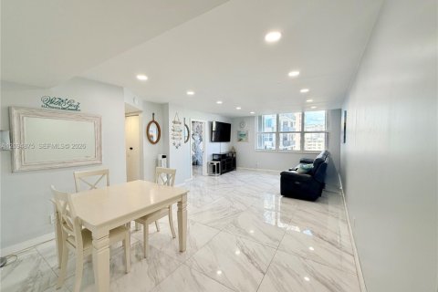 Copropriété à louer à Hollywood, Floride: 2 chambres, 102.19 m2 № 2389999 - photo 6
