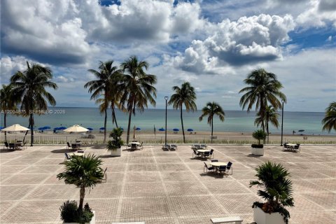 Copropriété à louer à Hollywood, Floride: 2 chambres, 102.19 m2 № 2389999 - photo 16