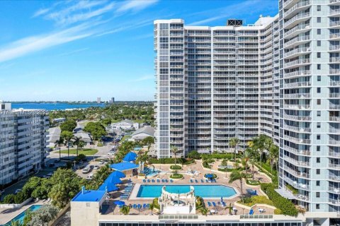 Condominio en venta en North Bay Village, Florida, 2 dormitorios, 95.69 m2 № 1985660 - foto 2