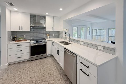 Casa en alquiler en Saint Pete Beach, Florida, 3 dormitorios, 139.35 m2 № 1899367 - foto 4