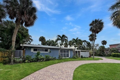 Casa en alquiler en Saint Pete Beach, Florida, 3 dormitorios, 139.35 m2 № 1899367 - foto 1