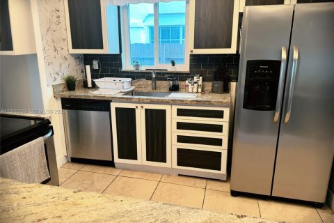 Villa ou maison à vendre à Miami, Floride: 3 chambres, 132.11 m2 № 2044649 - photo 2