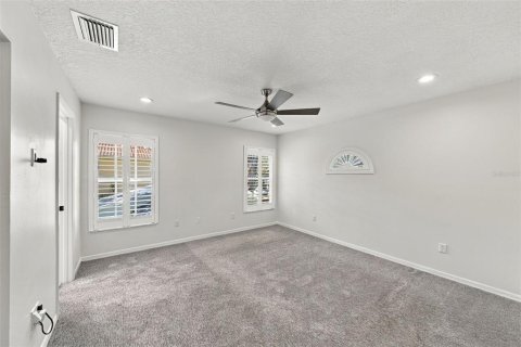 Casa en venta en Tampa, Florida, 4 dormitorios, 228.26 m2 № 2395836 - foto 3