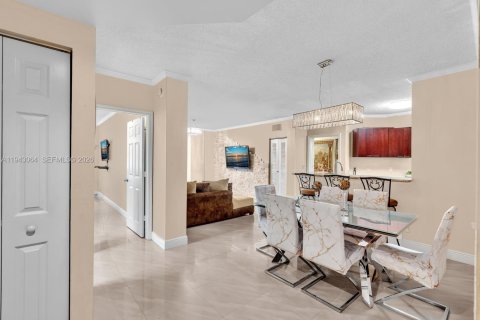 Copropriété à vendre à Sunny Isles Beach, Floride: 2 chambres, 103.68 m2 № 1999315 - photo 4
