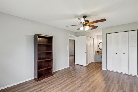 Condo in New Port Richey, Florida, 2 bedrooms  № 1913170 - photo 11