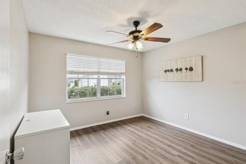 Condo in New Port Richey, Florida, 2 bedrooms  № 1913170 - photo 14