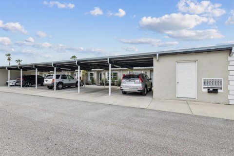 Condo in New Port Richey, Florida, 2 bedrooms  № 1913170 - photo 23