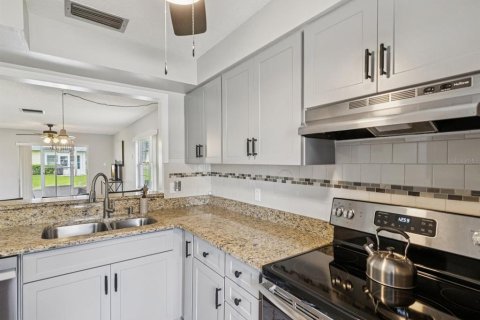 Condo in New Port Richey, Florida, 2 bedrooms  № 1913170 - photo 9