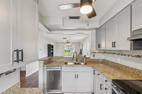 Condo in New Port Richey, Florida, 2 bedrooms  № 1913170 - photo 8
