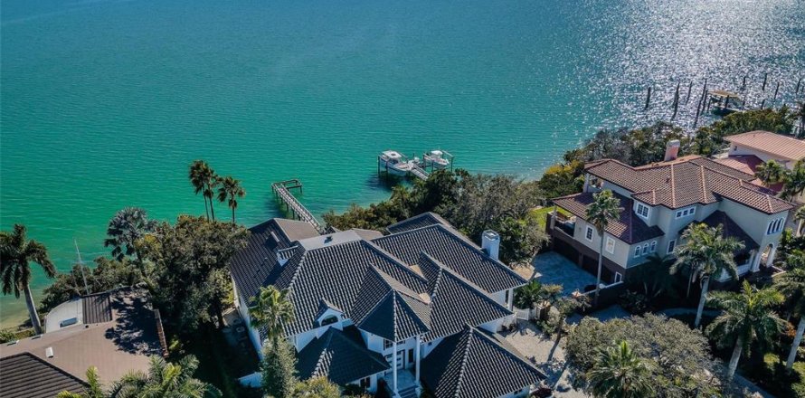 House in Saint Petersburg, Florida 6 bedrooms, 596.8 sq.m. № 2135602