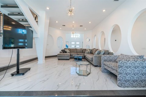 House in Saint Petersburg, Florida 6 bedrooms, 596.8 sq.m. № 2135602 - photo 12