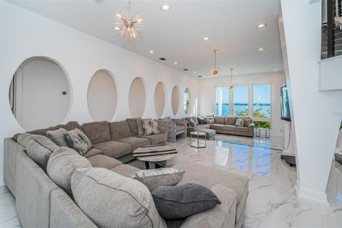 House in Saint Petersburg, Florida 6 bedrooms, 596.8 sq.m. № 2135602 - photo 11
