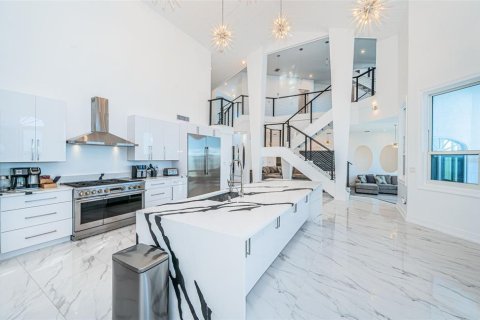 House in Saint Petersburg, Florida 6 bedrooms, 596.8 sq.m. № 2135602 - photo 24