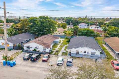 Commercial property in West Park, Florida 209.03 sq.m. № 2001640 - photo 29