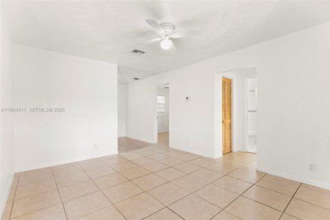 Propiedad comercial en venta en West Park, Florida, 209.03 m2 № 2001640 - foto 3