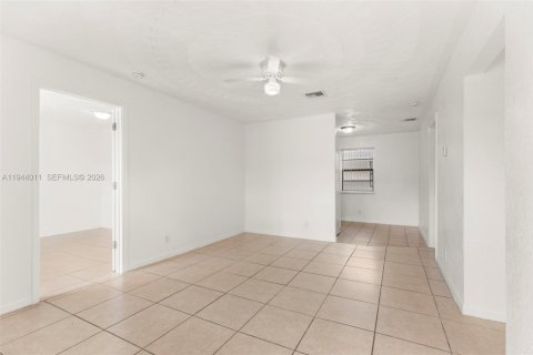 Propiedad comercial en venta en West Park, Florida, 209.03 m2 № 2001640 - foto 2