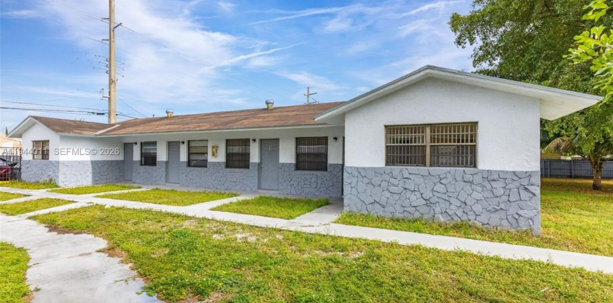 Propiedad comercial en West Park, Florida 209.03 m2 № 2001640