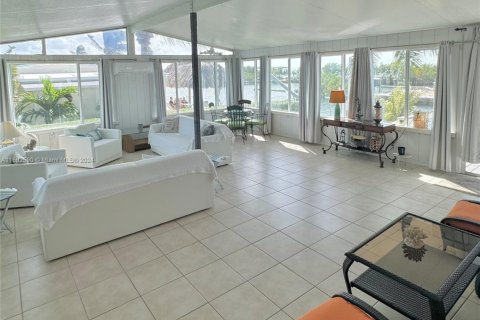 House in Key Largo, Florida 3 bedrooms, 279.73 sq.m. № 1937855 - photo 29