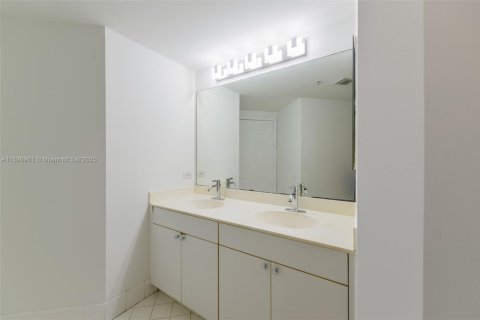 Condo in Sunny Isles Beach, Florida, 2 bedrooms № 2059862 - photo 26