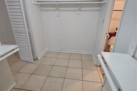Touwnhouse à louer à Miami Gardens, Floride: 3 chambres, 107.95 m2 № 2334412 - photo 13