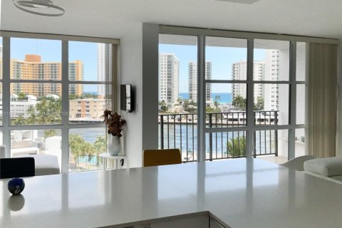 Купить кондоминиум в Халландейл-Бич, Флорида 1 спальня, 104.98м2, № 1980544 - фото 1