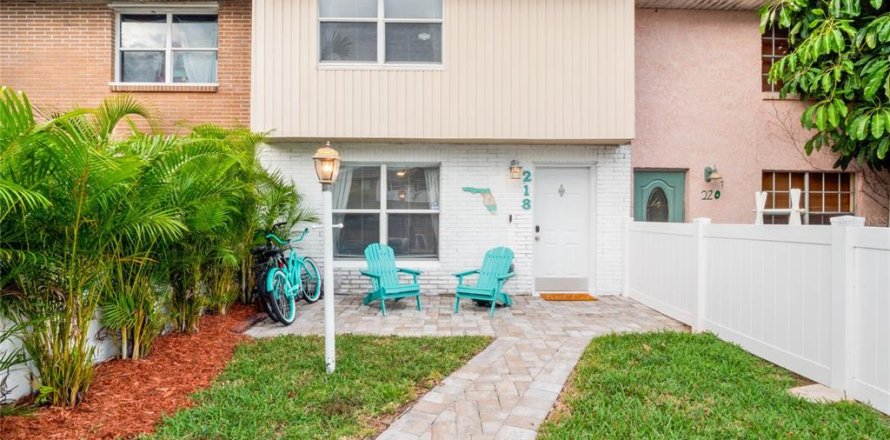 Townhouse in Cape Canaveral, Florida 2 bedrooms, 86.96 sq.m. № 2258771