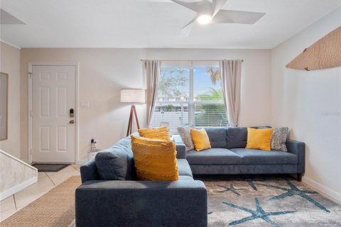 Townhouse in Cape Canaveral, Florida 2 bedrooms, 86.96 sq.m. № 2258771 - photo 17