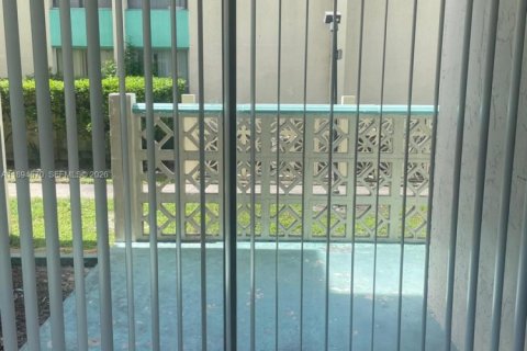 Condo in Lauderhill, Florida, 1 bedroom  № 2171510 - photo 4
