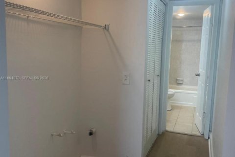 Condo in Lauderhill, Florida, 1 bedroom  № 2171510 - photo 11