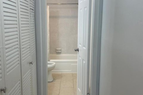 Condo in Lauderhill, Florida, 1 bedroom  № 2171510 - photo 12