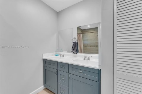 House in Davie, Florida 4 bedrooms, 148.36 sq.m. № 1954927 - photo 12