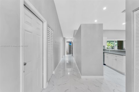 House in Davie, Florida 4 bedrooms, 148.36 sq.m. № 1954927 - photo 6