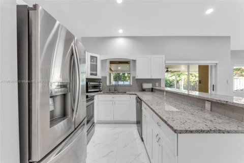 House in Davie, Florida 4 bedrooms, 148.36 sq.m. № 1954927 - photo 21