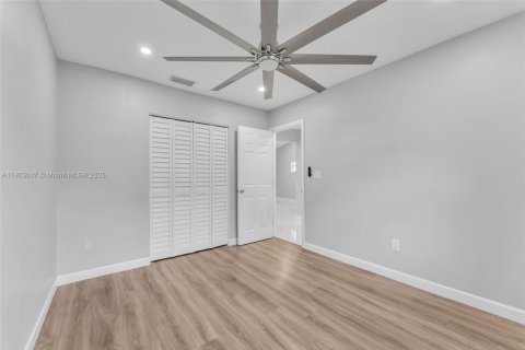 House in Davie, Florida 4 bedrooms, 148.36 sq.m. № 1954927 - photo 16