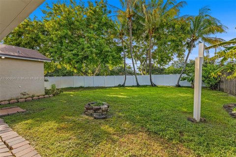 House in Davie, Florida 4 bedrooms, 148.36 sq.m. № 1954927 - photo 30