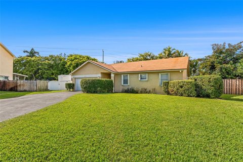 House in Davie, Florida 4 bedrooms, 148.36 sq.m. № 1954927 - photo 3