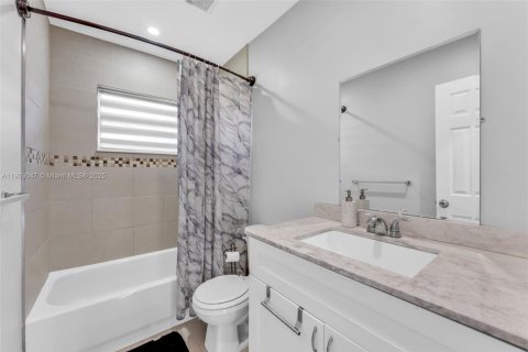House in Davie, Florida 4 bedrooms, 148.36 sq.m. № 1954927 - photo 13