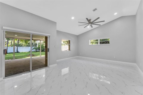 House in Davie, Florida 4 bedrooms, 148.36 sq.m. № 1954927 - photo 22