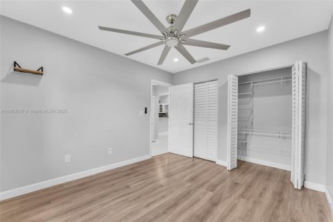 House in Davie, Florida 4 bedrooms, 148.36 sq.m. № 1954927 - photo 17