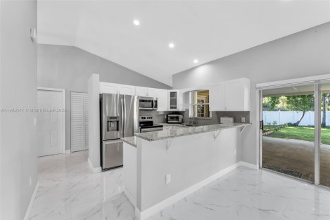 House in Davie, Florida 4 bedrooms, 148.36 sq.m. № 1954927 - photo 20