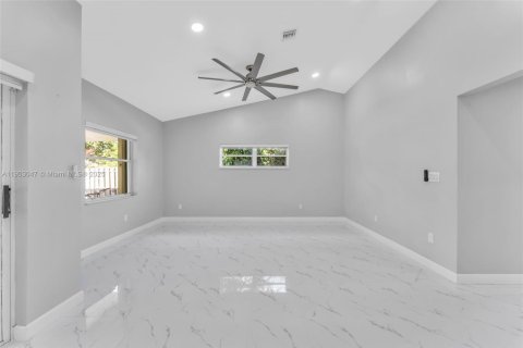 House in Davie, Florida 4 bedrooms, 148.36 sq.m. № 1954927 - photo 23