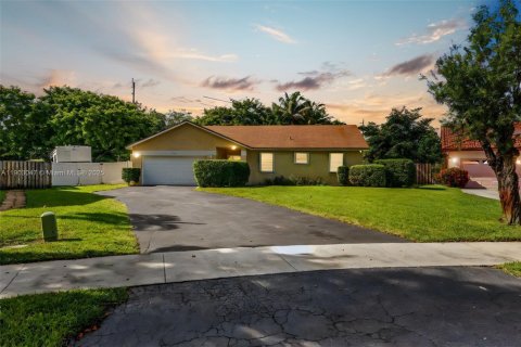 House in Davie, Florida 4 bedrooms, 148.36 sq.m. № 1954927 - photo 1