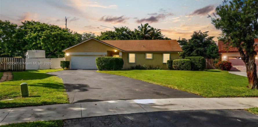 House in Davie, Florida 4 bedrooms, 148.36 sq.m. № 1954927